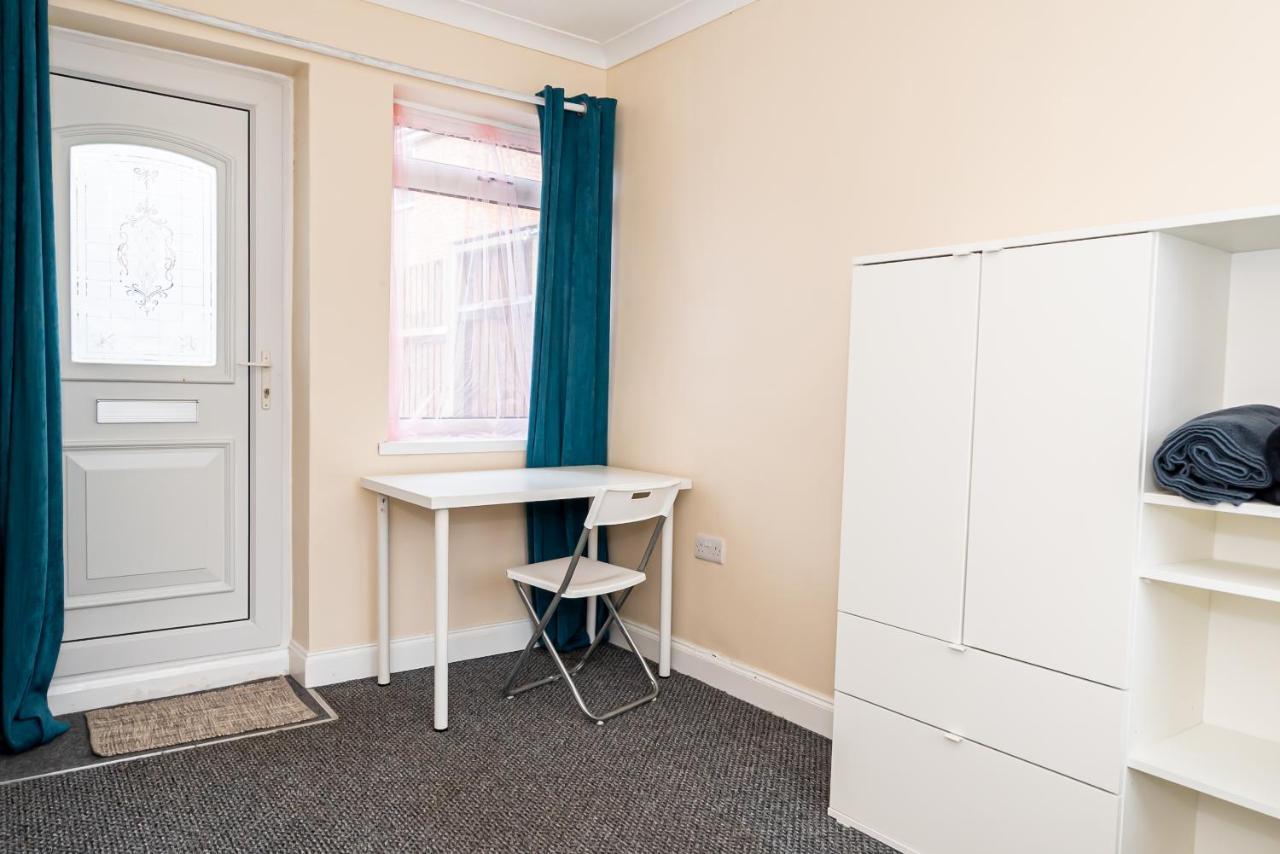 Shirley House 3, Guest House, Self Catering, Self Check In With Smart Locks, Use Of Fully Equipped Kitchen, Close To City Centre, Ideal For Longer Stays, Walking Distance To Bat, 20 Min Drive To Fawley Refinery, Excellent Transport Links 南安普敦 外观 照片