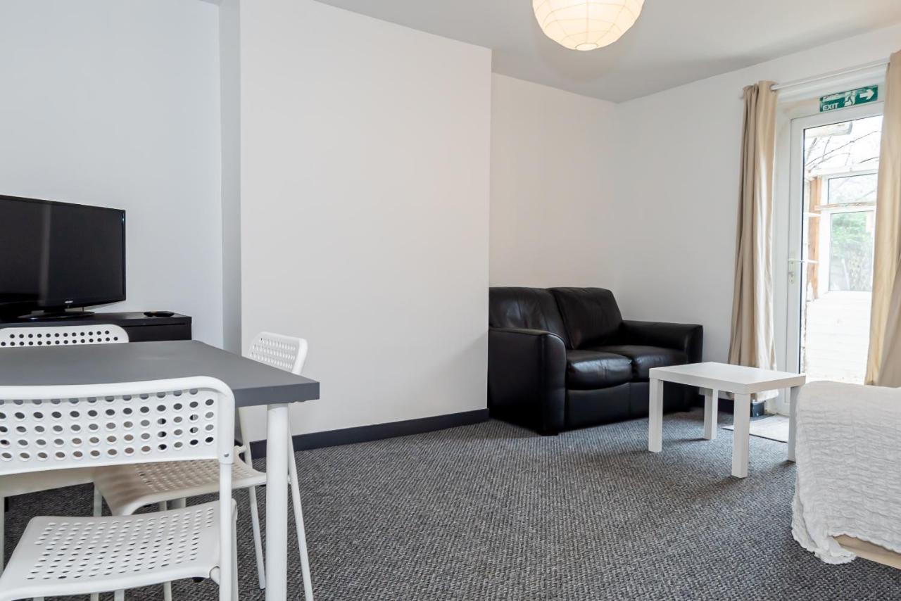 Shirley House 3, Guest House, Self Catering, Self Check In With Smart Locks, Use Of Fully Equipped Kitchen, Close To City Centre, Ideal For Longer Stays, Walking Distance To Bat, 20 Min Drive To Fawley Refinery, Excellent Transport Links 南安普敦 外观 照片